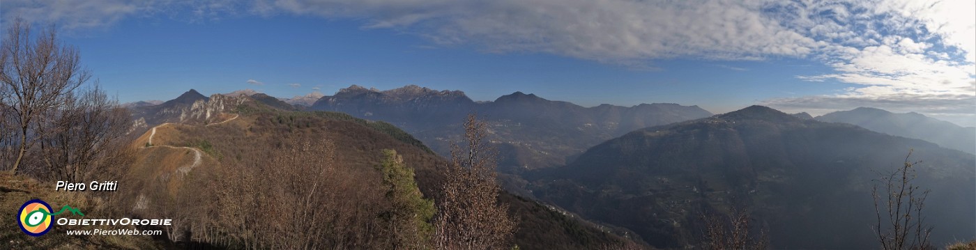 72 Dalla croce del Pizzo di Spino (958 m)  vista verso i monti di Val Serina con la linea tagliafuoco a sx.jpg